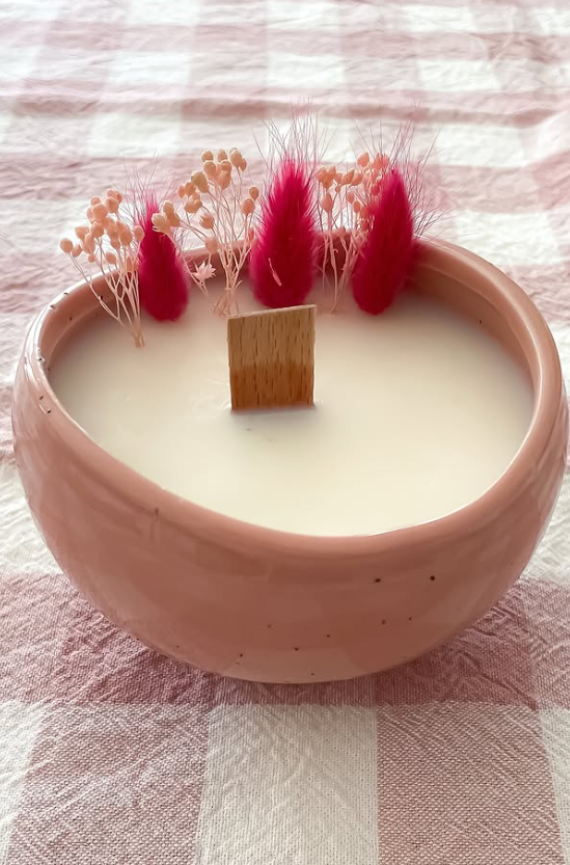 bougie fleuries de couleur rose