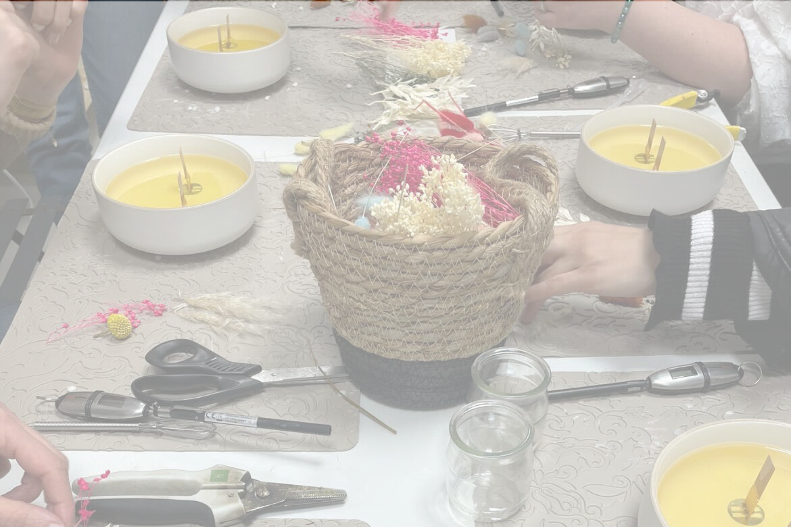 photo d'un atelier creatif pour faire sa bougie